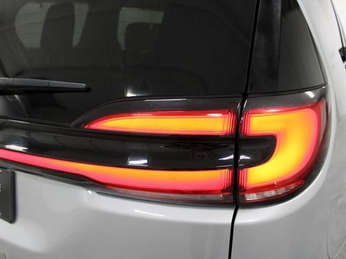 Used 2024 Chrysler Pacifica Touring-L image 27