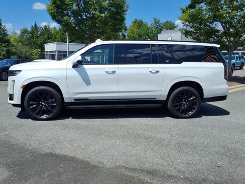 Used 2023 Cadillac Escalade ESV Sport AWD/4WD image 2