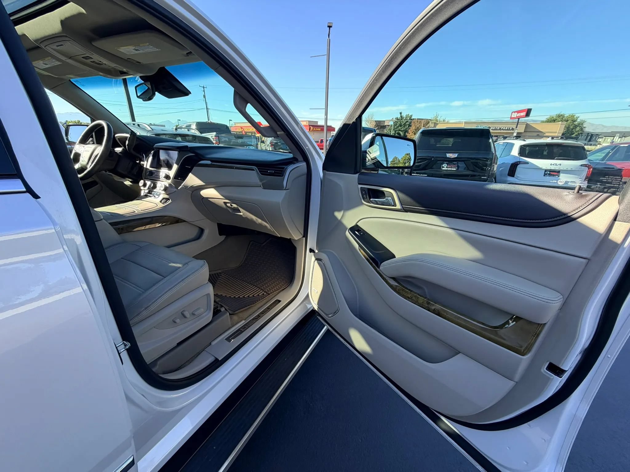 Used 2017 GMC Yukon Denali w/ Open Road Package AWD/4WD image 27