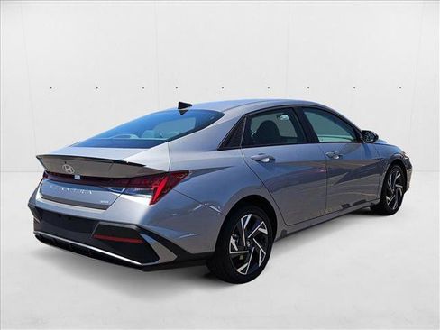 New 2025 Hyundai Elantra SEL image 2