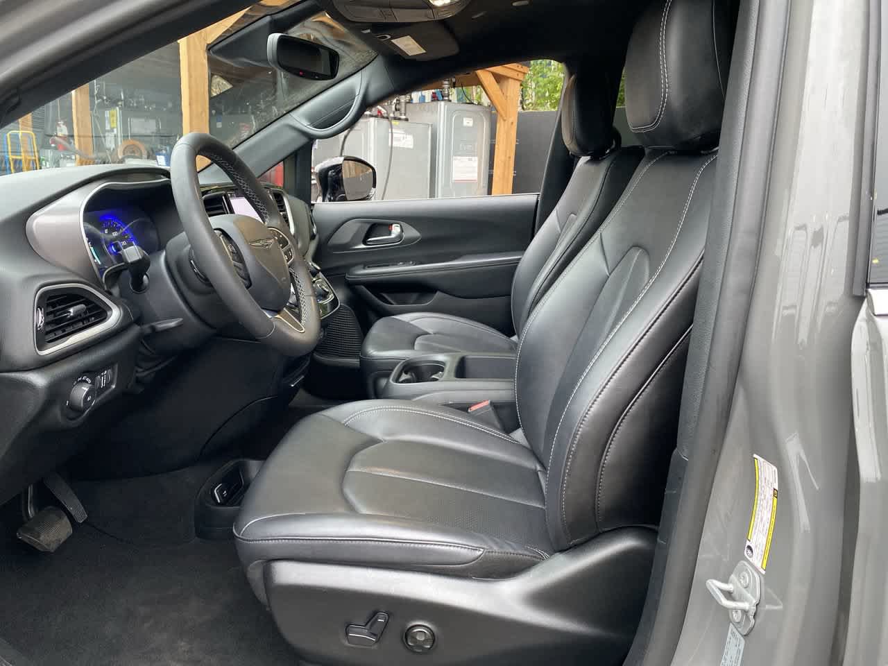 Used 2025 Chrysler Pacifica Select FWD image 13