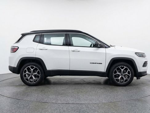 Used 2025 Jeep Compass Limited image 11