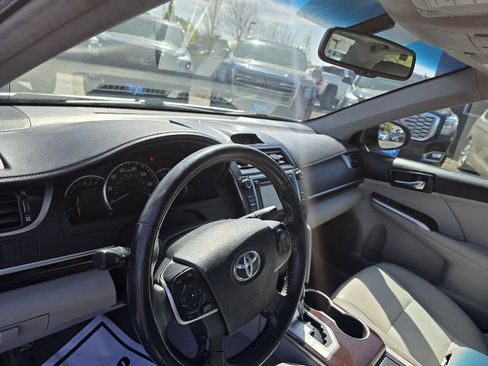 Used 2012 Toyota Camry XLE w/ Leather Pkg image 10