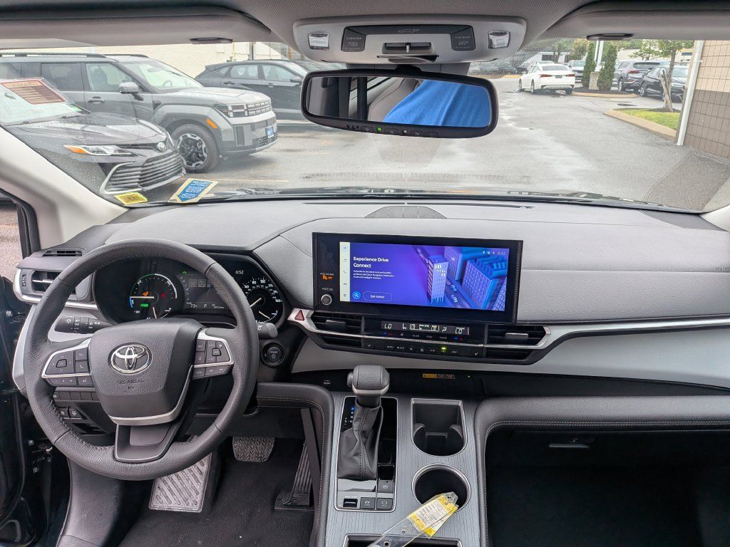 Used 2026 Toyota Sienna XLE FWD image 7
