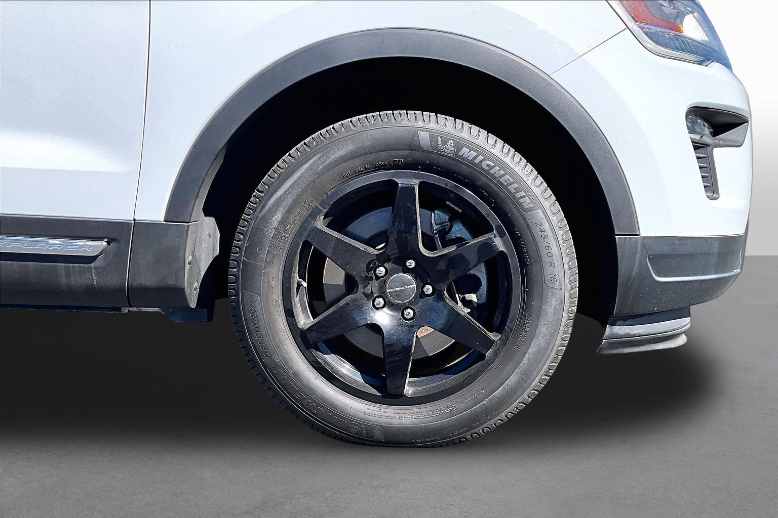 Used 2018 Ford Explorer XLT w/ Equipment Group 201A FWD image 8