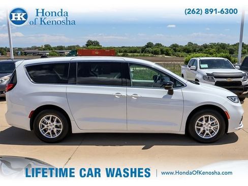 Used 2024 Chrysler Pacifica Touring-L FWD image 6