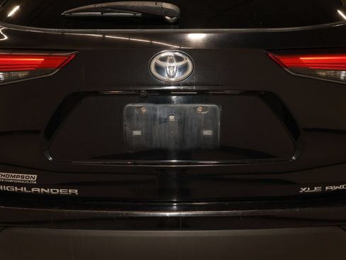 Used 2021 Toyota Highlander XLE AWD/4WD image 23