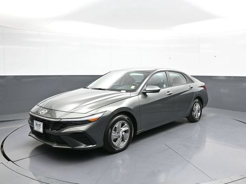 Certified 2025 Hyundai Elantra SE FWD image 1