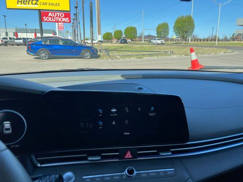 Used 2025 Hyundai Elantra SEL image 17