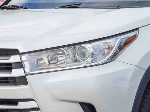 Used 2019 Toyota Highlander LE w/ Carpet Mat Package (TMS) image 8