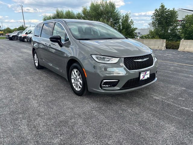 Used 2024 Chrysler Pacifica Touring-L FWD image 2