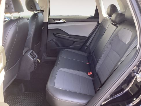 Used 2023 Volkswagen Taos SE w/ Panoramic Sunroof Package FWD image 25