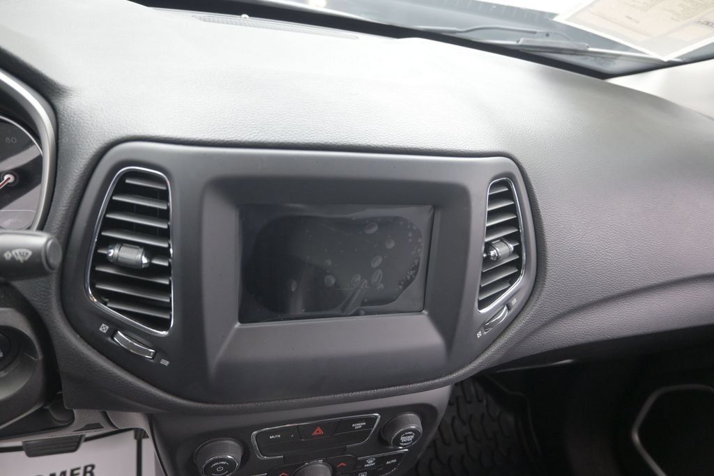 Used 2019 Jeep Compass Latitude FWD image 12