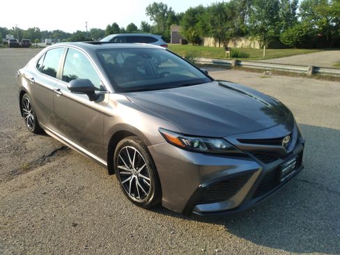 Used 2024 Toyota Camry SE FWD image 1