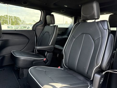 New 2026 Chrysler Pacifica Limited image 31
