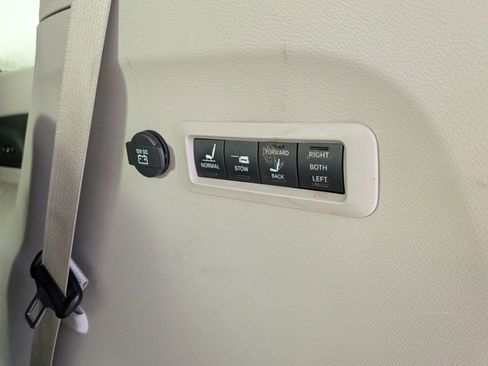 Used 2019 Chrysler Pacifica Limited image 12