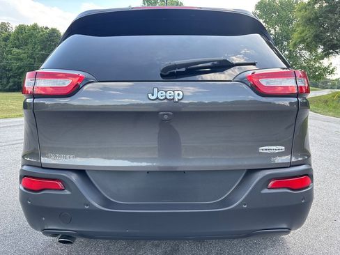 Used 2016 Jeep Cherokee Latitude w/ Safety/Convenience Group FWD image 4