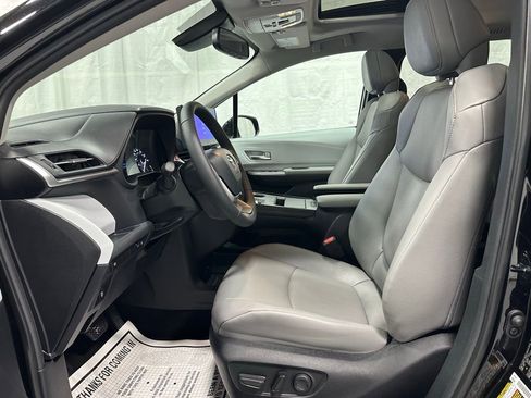 Used 2025 Toyota Sienna XLE image 14