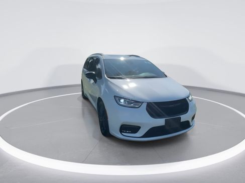 Used 2024 Chrysler Pacifica Touring-L w/ S Appearance Package image 3