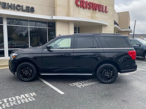 Used 2023 Ford Expedition XLT image 4