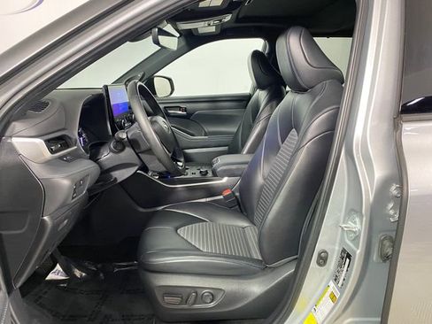 Used 2023 Toyota Highlander XSE image 12