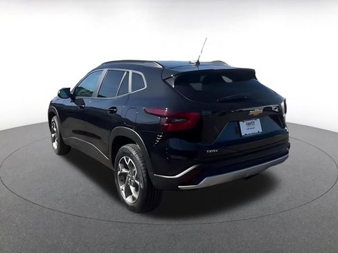 Used 2025 Chevrolet Trax LT FWD image 11