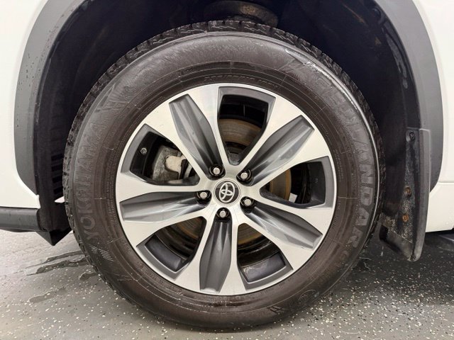 Used 2023 Toyota Highlander XLE AWD/4WD image 19