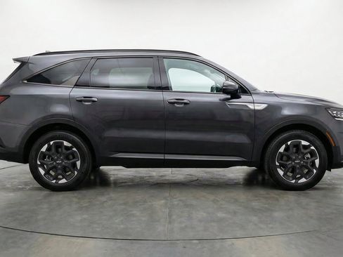 Used 2024 Kia Sorento S FWD image 11