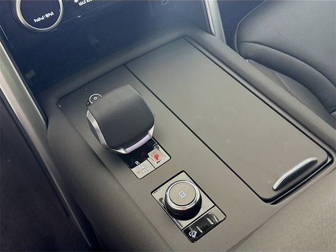 Certified 2025 Land Rover Discovery S image 16