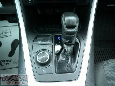 Used 2021 Toyota RAV4 LE image 18