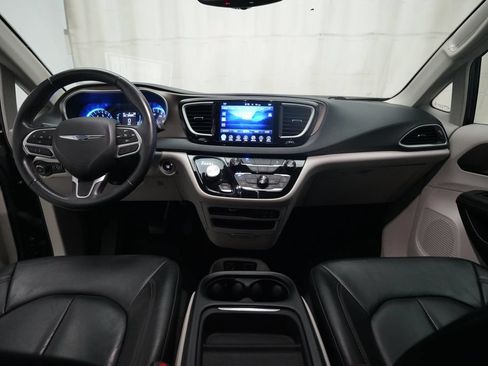 Used 2017 Chrysler Pacifica Touring-L w/ Tire & Wheel Group FWD image 5