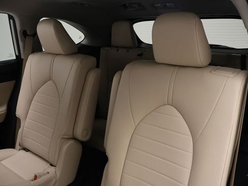 Used 2024 Toyota Highlander XLE FWD image 18