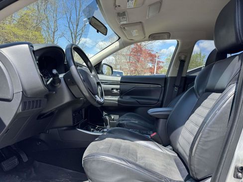 Used 2019 Mitsubishi Outlander SE AWD/4WD image 13