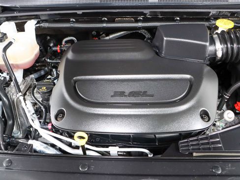 Used 2023 Chrysler Pacifica Touring-L image 31