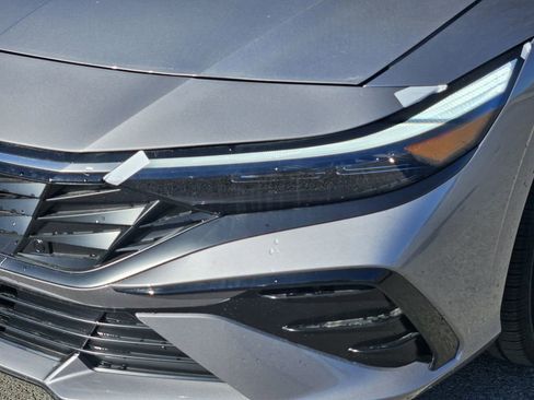 New 2025 Hyundai Elantra Limited FWD image 9