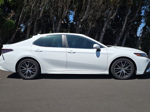 Used 2024 Toyota Camry SE AWD/4WD image 3