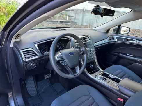 Used 2017 Ford Fusion SE FWD image 2