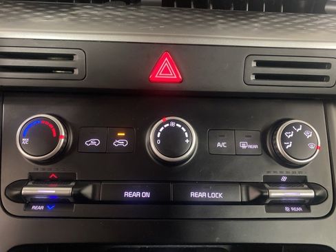 Used 2023 Kia Carnival LX image 17