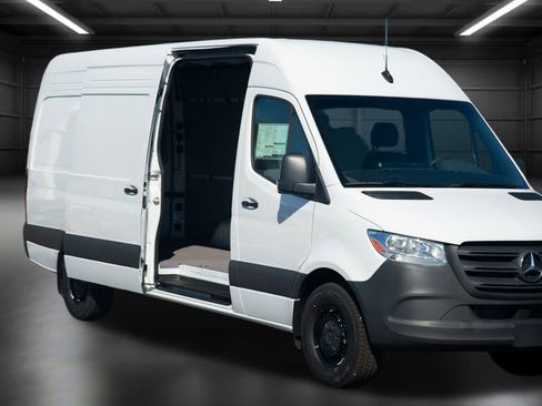 Used 2024 Mercedes-Benz Sprinter 2500 image 8