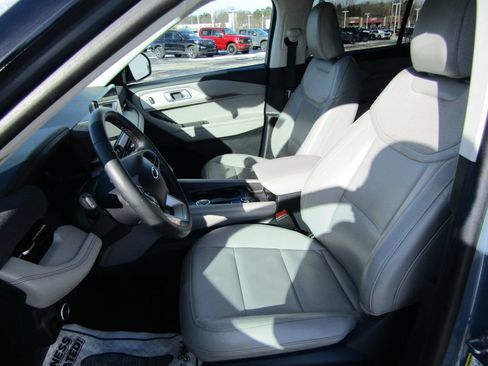 Used 2025 Ford Explorer Active w/ Active Comfort Package AWD/4WD image 9