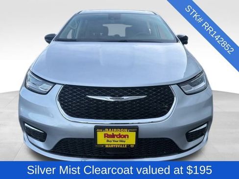 Used 2024 Chrysler Pacifica Touring-L image 2