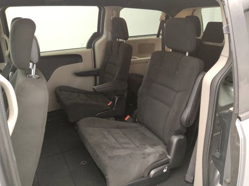 Used 2016 Dodge Grand Caravan SE image 18
