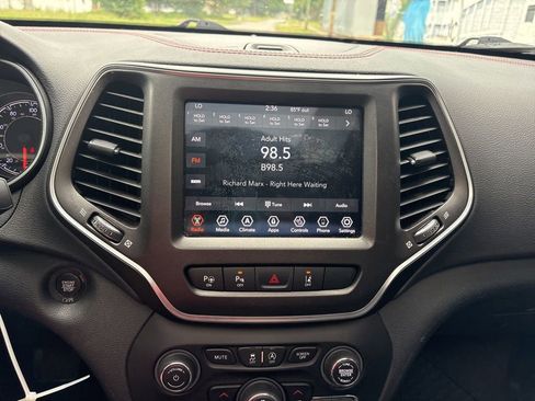 Used 2019 Jeep Cherokee Trailhawk AWD/4WD image 19