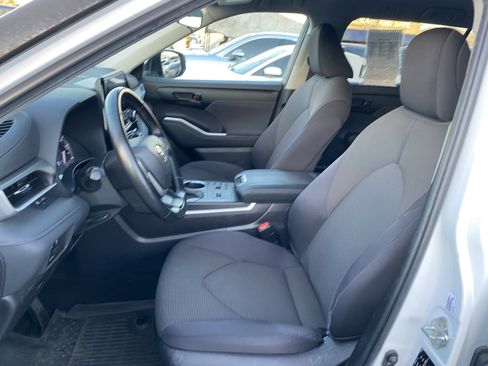 Used 2022 Toyota Highlander LE image 11