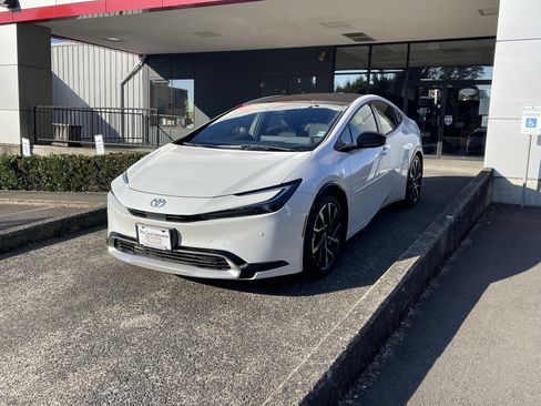 Certified 2024 Toyota Prius Prime FWD image 3