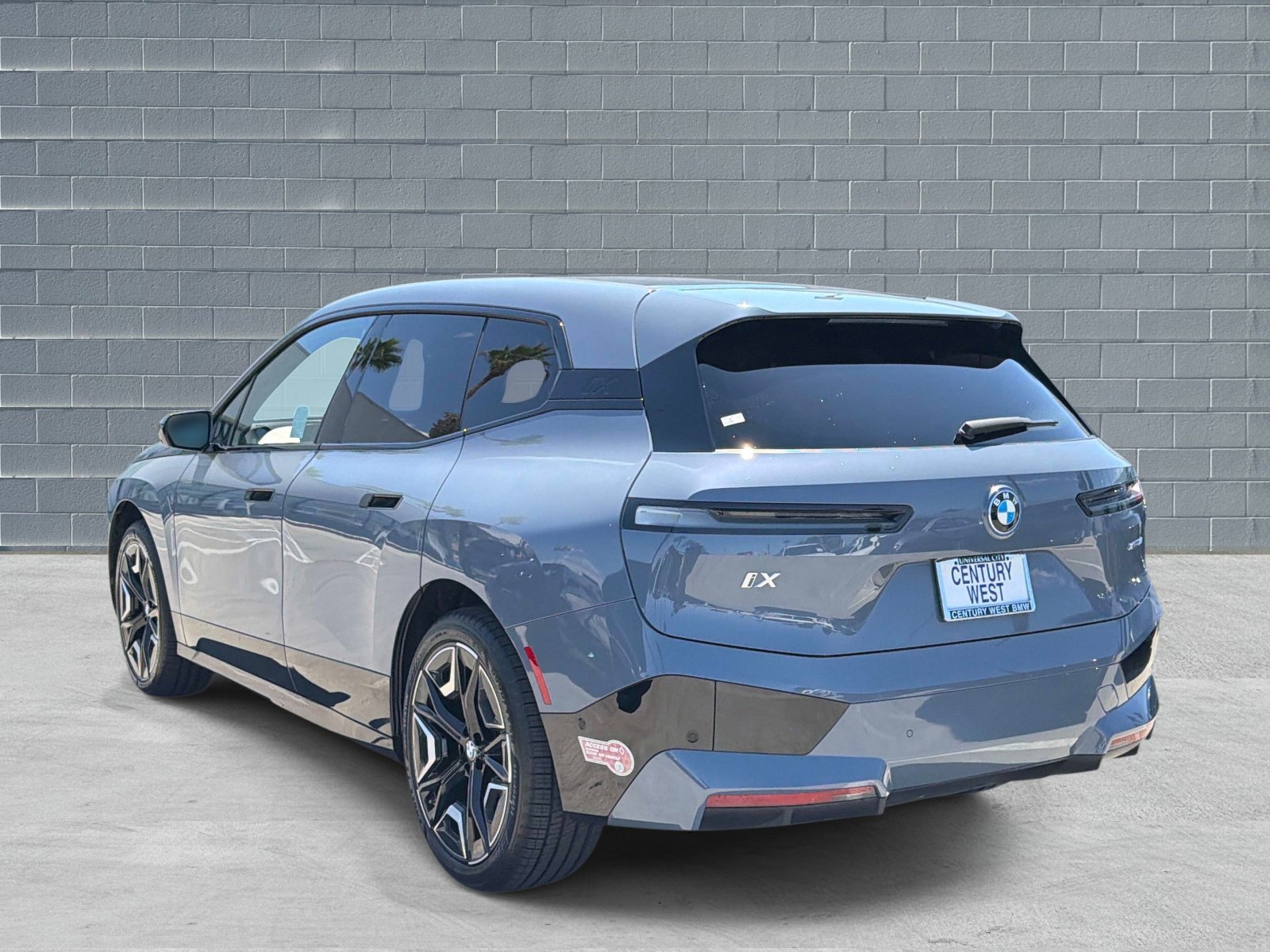 Used 2024 BMW iX xDrive50 w/ Sport Package AWD/4WD image 3