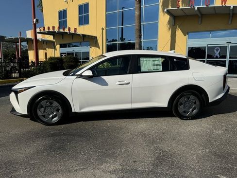 New 2025 Kia K4 LX image 2