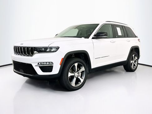 Used 2023 Jeep Grand Cherokee Limited image 3