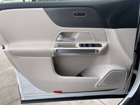 Used 2022 Mercedes-Benz GLB 250 image 22