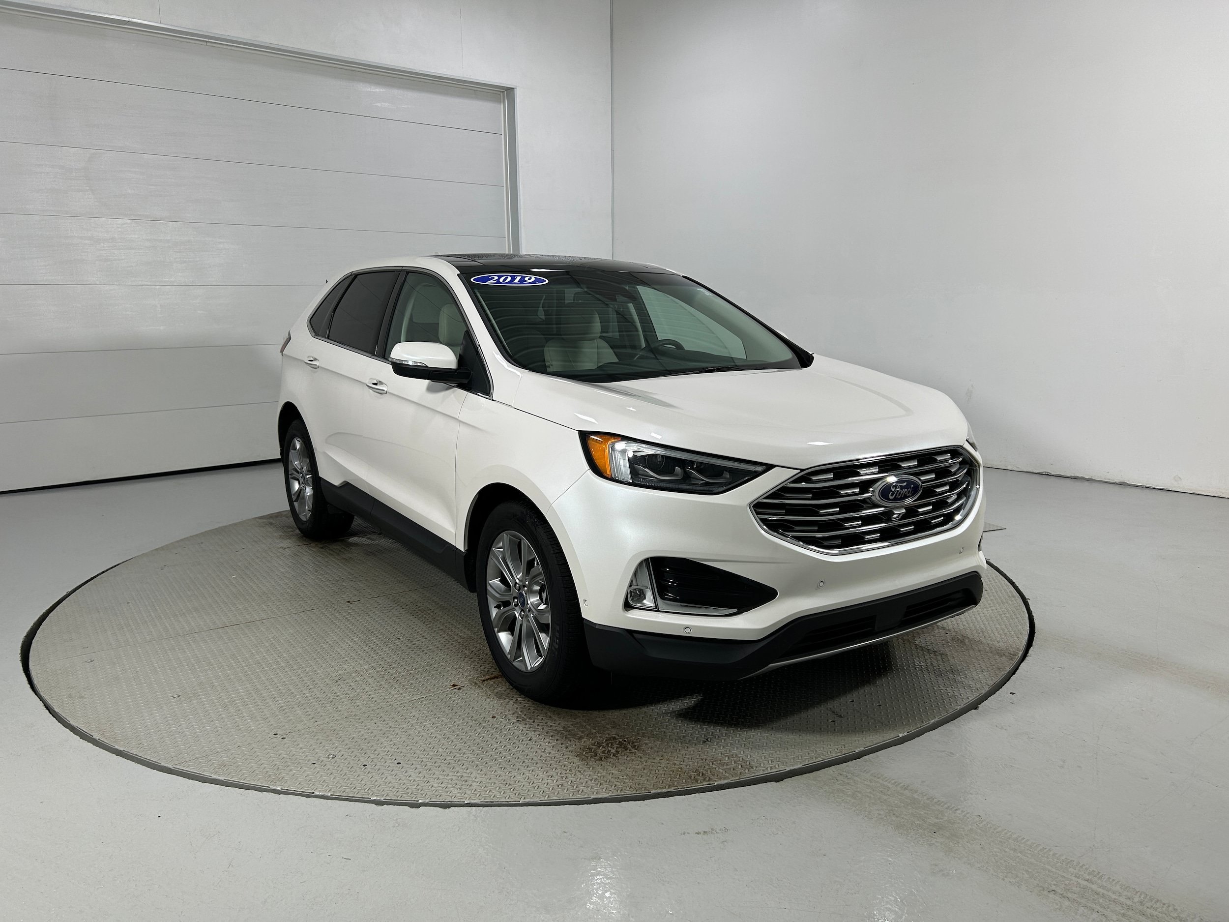 Used 2019 Ford Edge Titanium w/ Equipment Group 301A AWD/4WD image 2